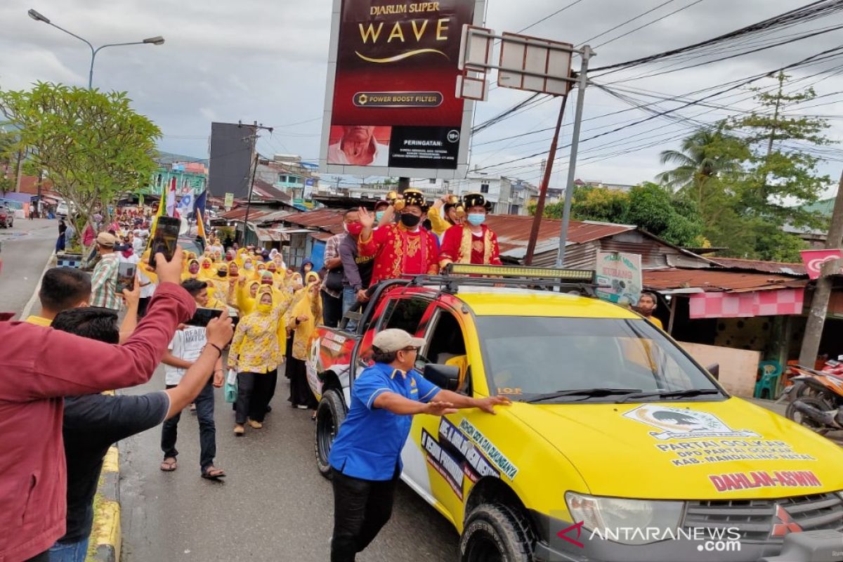 Daftar ke KPU, pasangan Dahlan - Aswin pakai pakaian adat Mandailing