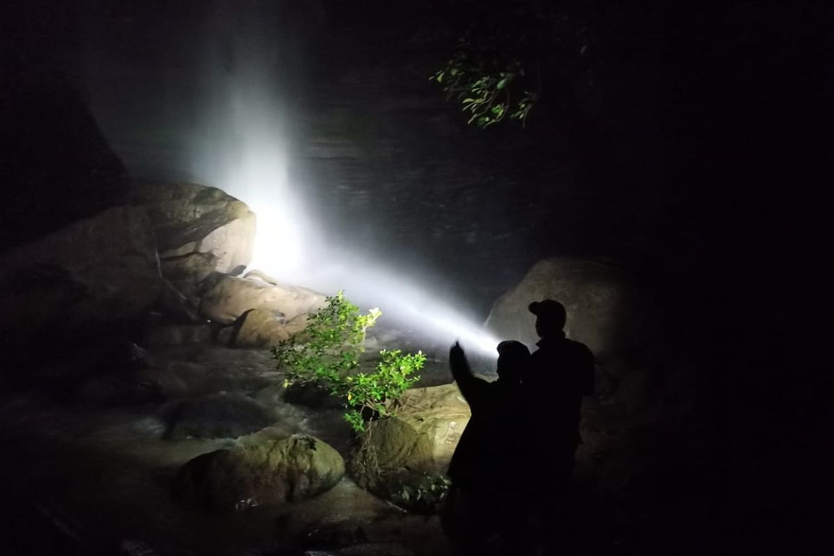 Rescuers continue to locate a student falling into Tembinus waterfall