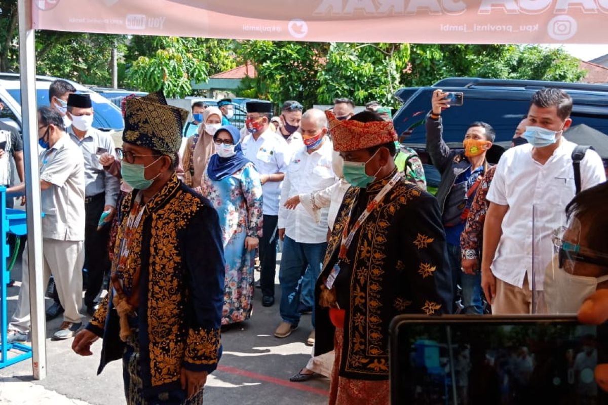 Bawa keris di pinggang, mantan hakim dan jenderal bintang dua datangi KPU