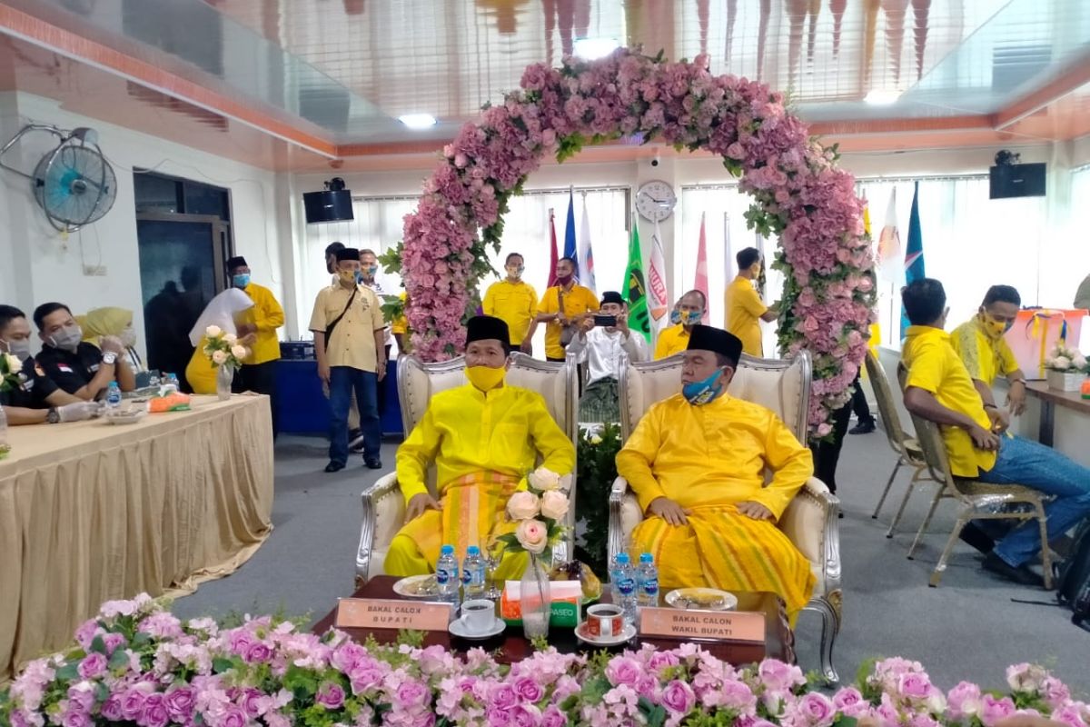 Memakai baju melayu kuning, ESA paslon terakhir mendaftar ke KPU