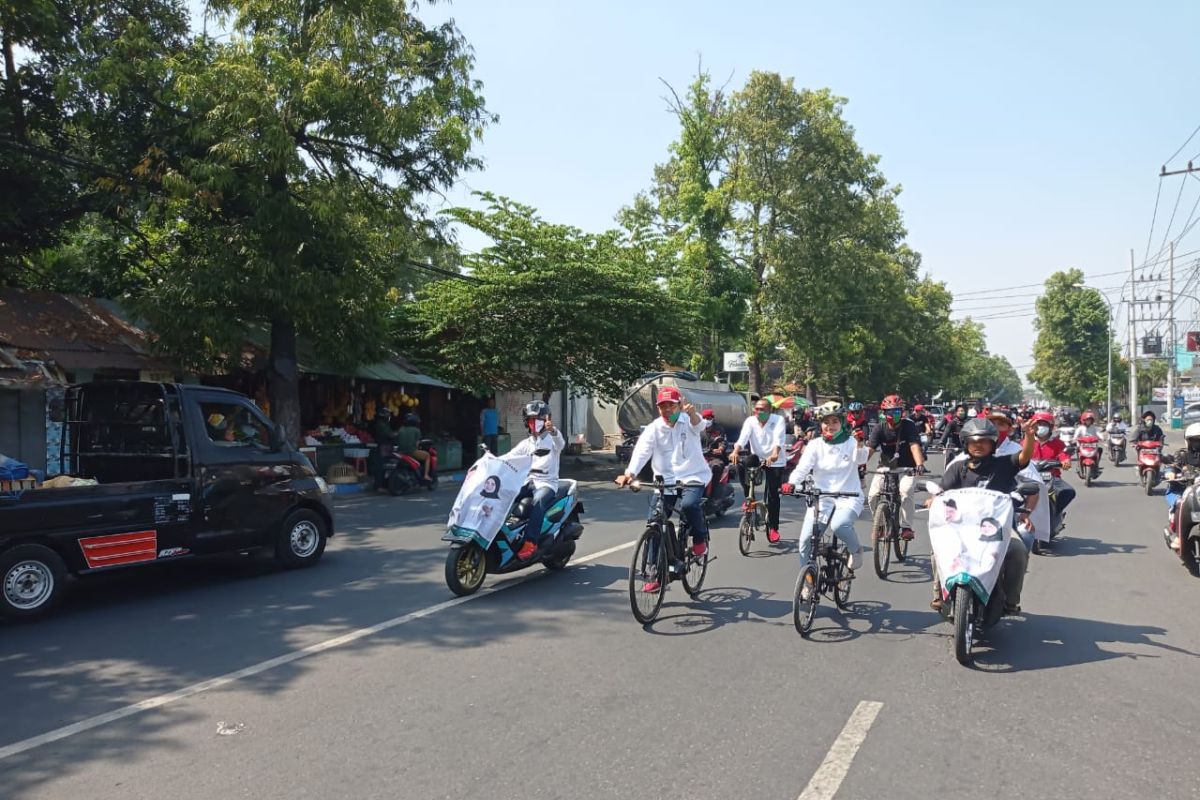 Petahana daftar Pilkada Mojokerto ke KPU dengan naik sepeda