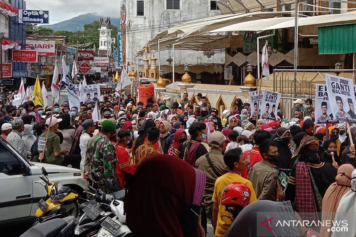 Ribuan pendukung antar Erman Safar-Marfendi mendaftar ke KPU Bukittinggi