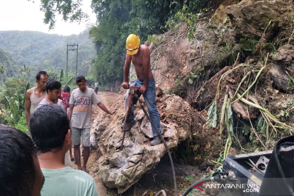 Jalan penghubung menuju Kecamatan Ulu Pungkut tertimbun longsor