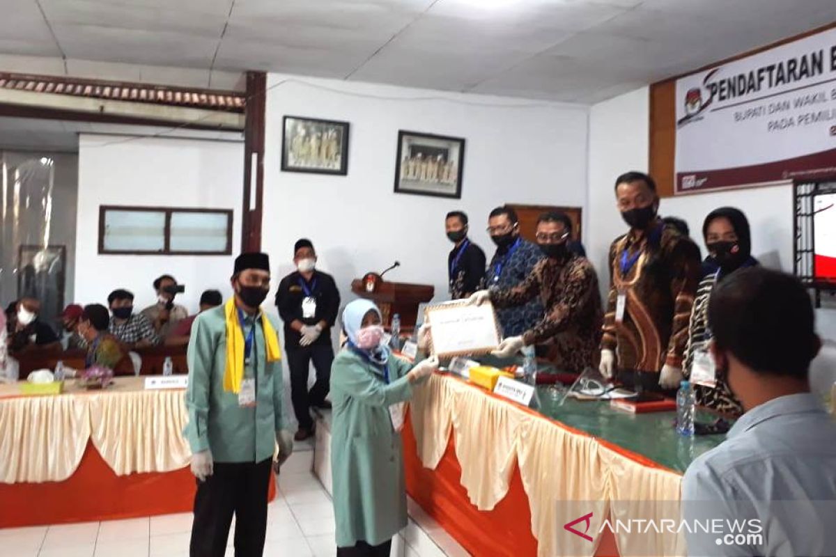 Pasangan Susilawati-Ruswan pendaftar terakhir Pilkada Rejang Lebong