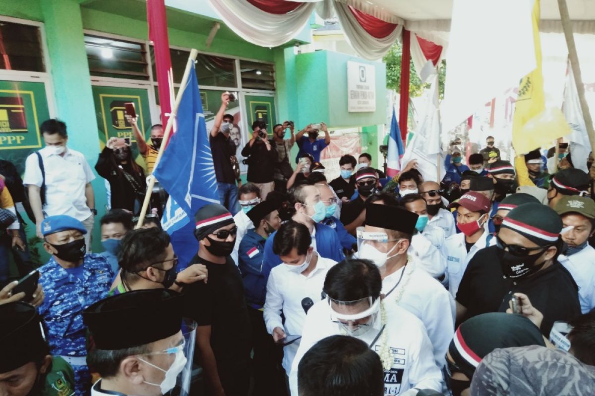 Ratusan pendukung kawal Machfud-Mujiaman daftar ke KPU Surabaya