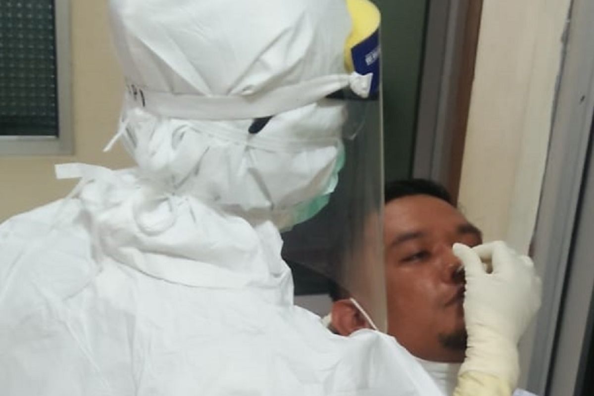 Komisioner-staf KPU Agam lakukan tes usap dampak adanya dua Bacabup positif