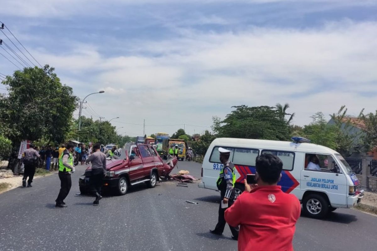 Enam orang penumpang kijang tewas tabrakan dengan truk, seorang yang duduk samping sopir selamat
