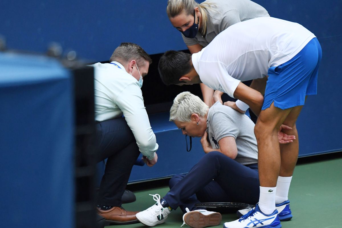 Novak Djokovic didiskualifikasi karena pukulkan bola ke ofisial pertandingan