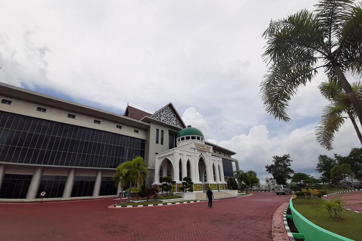 Kejati Kepri menahan lagi dua tersangka korupsi izin tambang bauksit