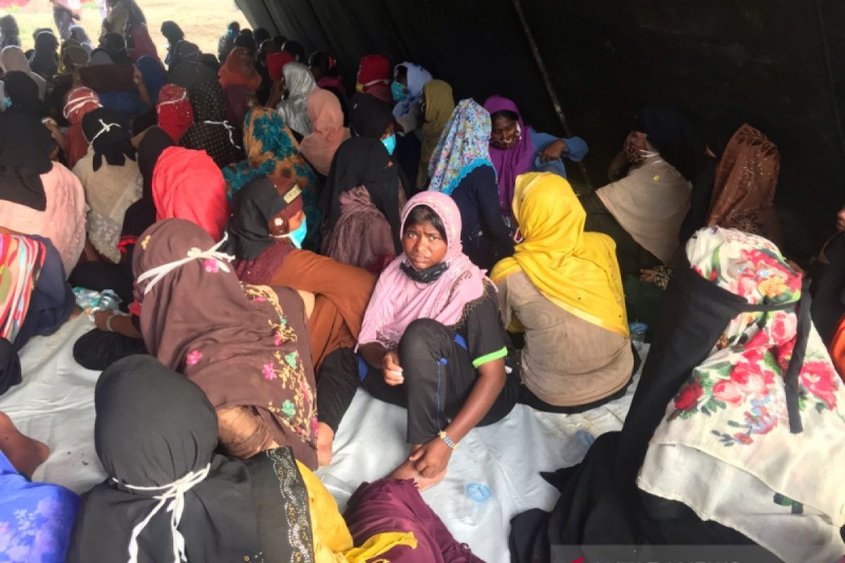 Dini hari, 297 orang etnis Rohingya terdampar di Aceh