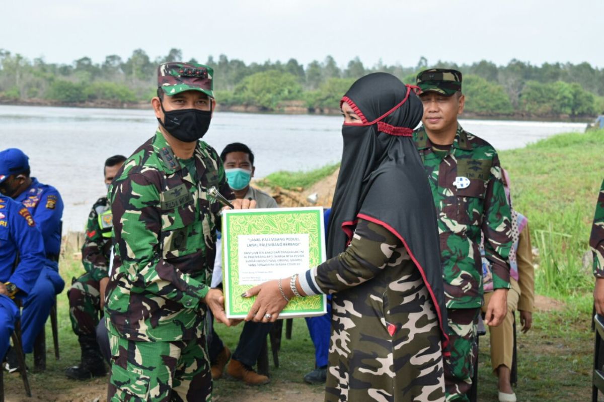 Pangkalan TNI AL Palembang bagikan sembako ke warga pesisir