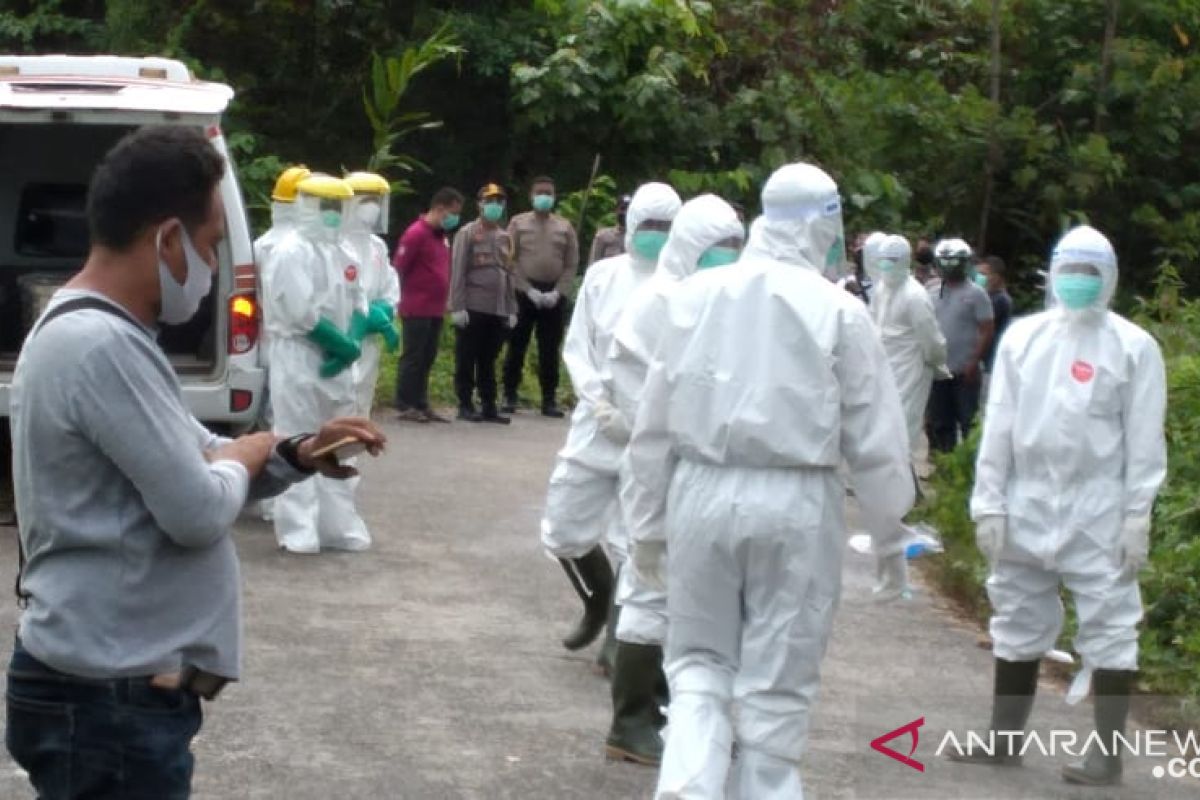 Lima personil Polres Teluk Wondama terlibat dalam pemakaman pasien COVID-19