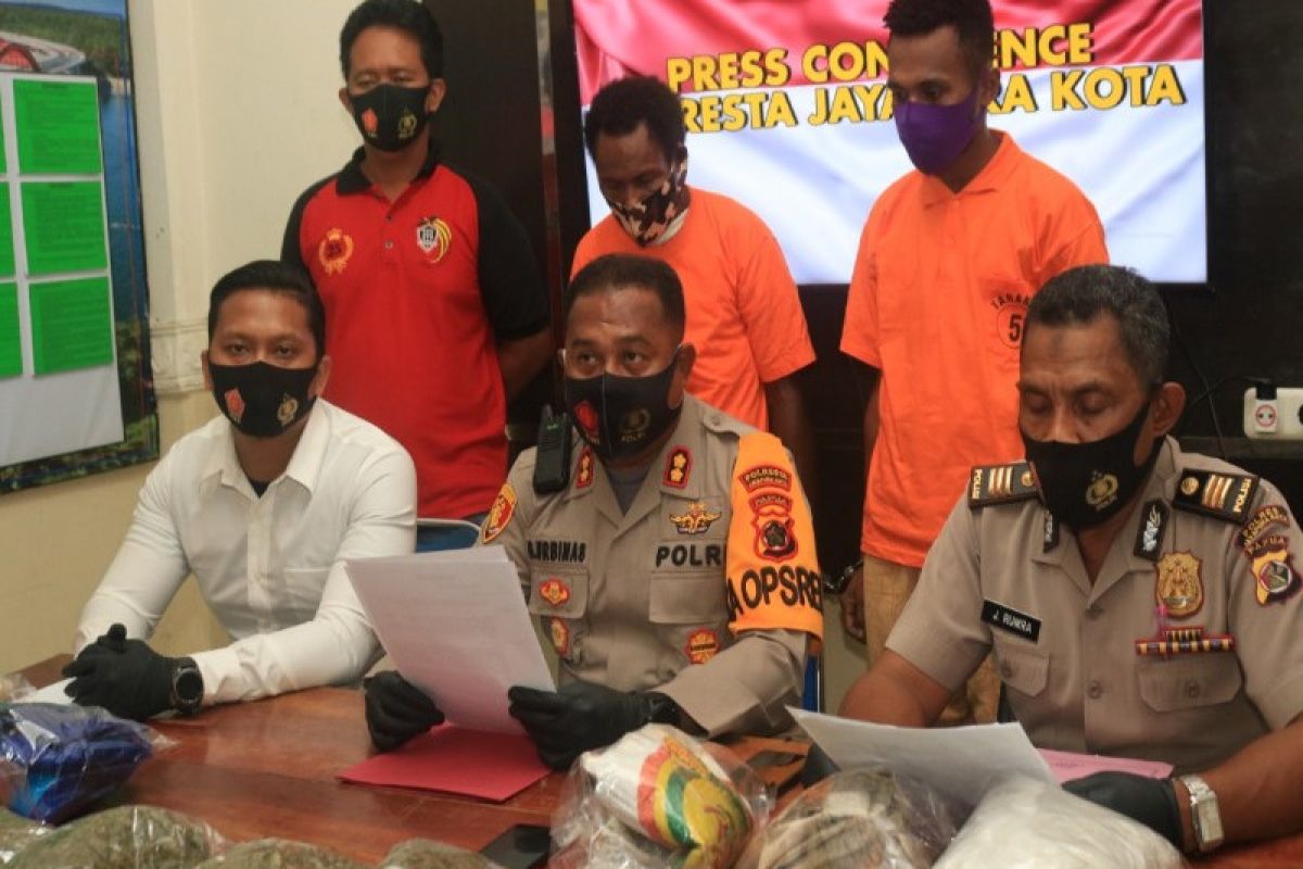 Polisi tangkap dua pengedar dan amankan 3,5 kg ganja asal PNG