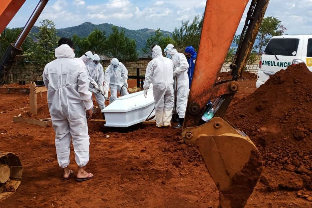 Tim UP2KP-URC Polresta makamkan pasien COVID-19 meninggal di Jayapura