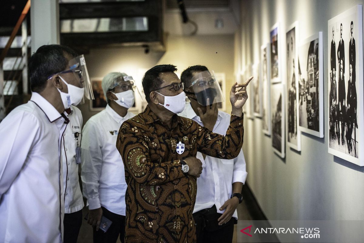 Kepala Staf Kepresidenan  apresiasi pameran virtual foto Indonesia Bergerak 1900-1942