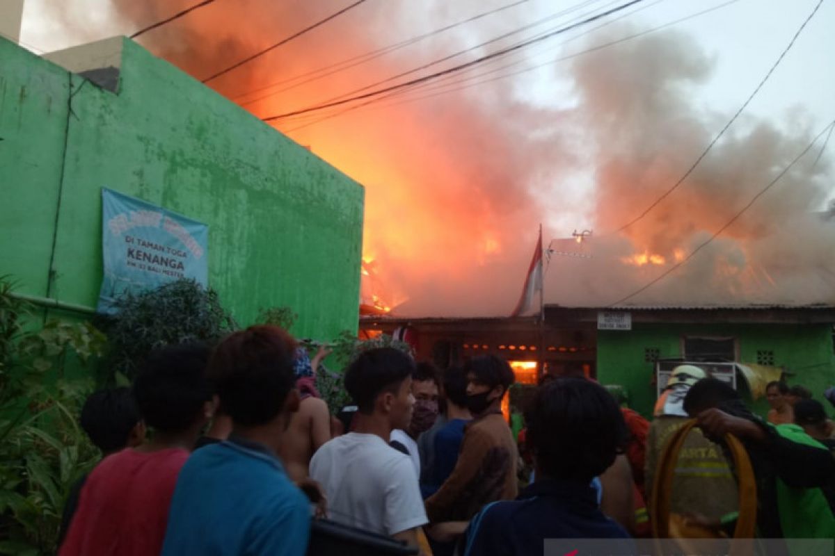 Dinsos mulai dirikan tenda pengungsian di lokasi kebakaran Bali Mester