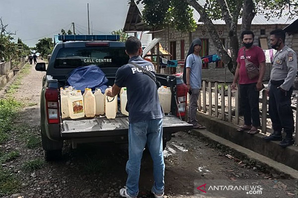 Polres Maluku Tengah berantas minuman keras sampai ke dusun-dusun