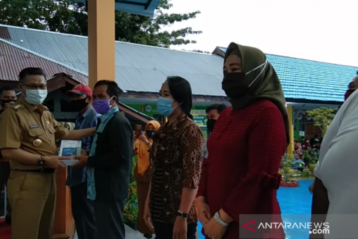 Sebanyak 410 siswa SMPN 9 Kendari diberi gawai dukung pembelajaran di rumah