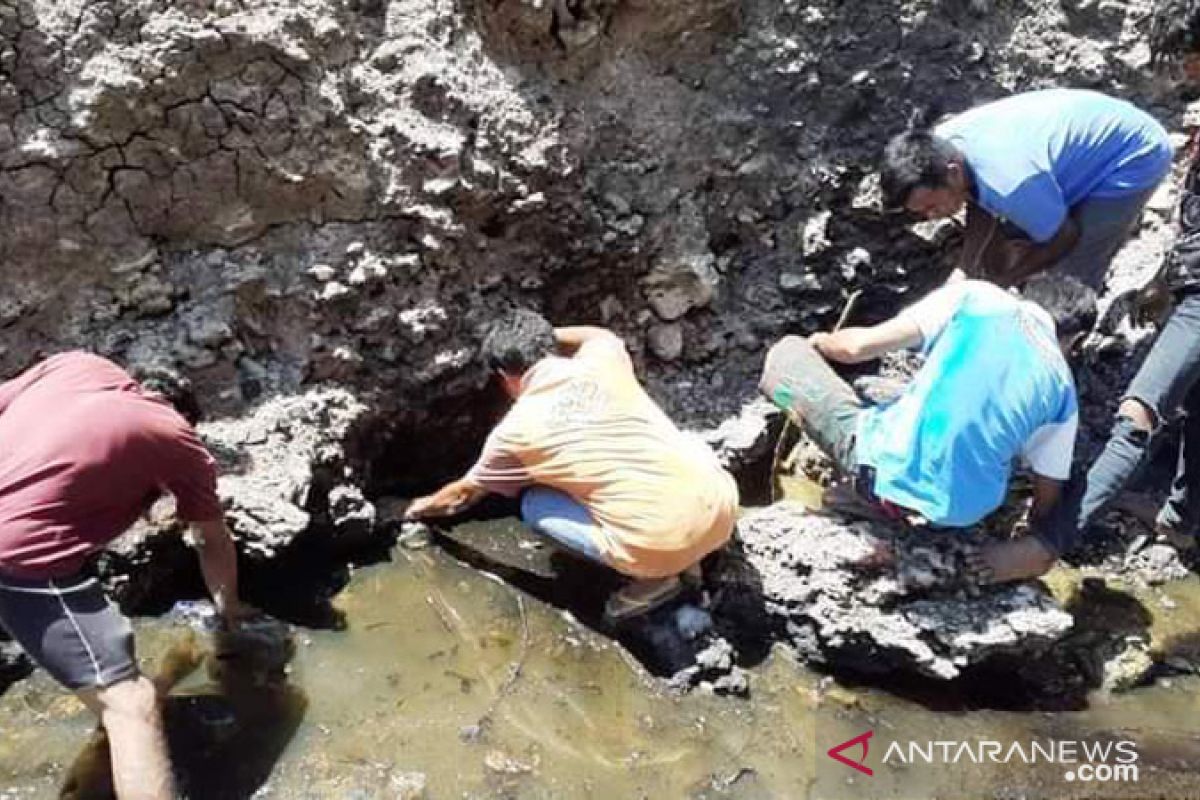 Warga temukan kali dengan air berminyak baunya seperti minyak tanah