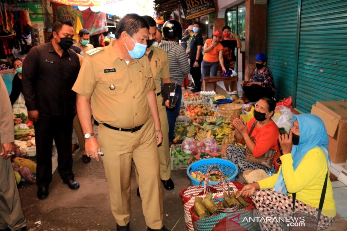 Bupati Jembrana awasi pemakaian masker di pasar