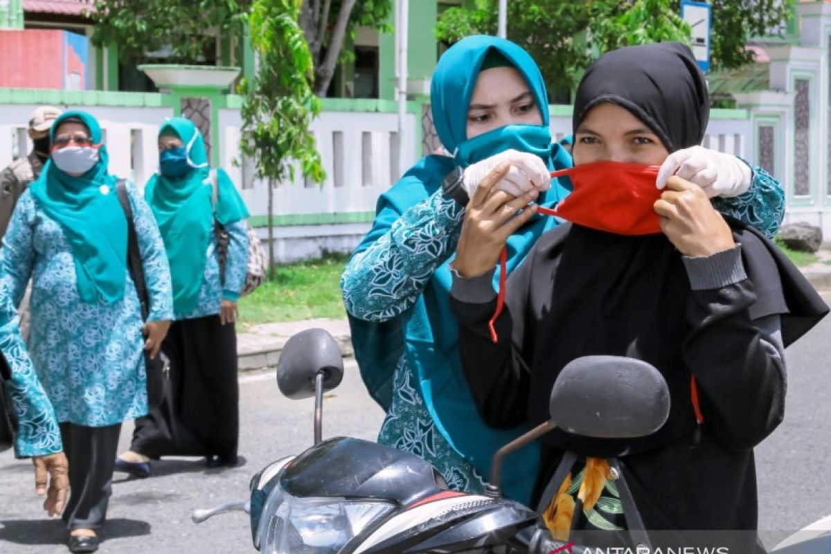 Kaum ibu di Aceh Barat gencarkan bagi masker cegah penularan COVID-19