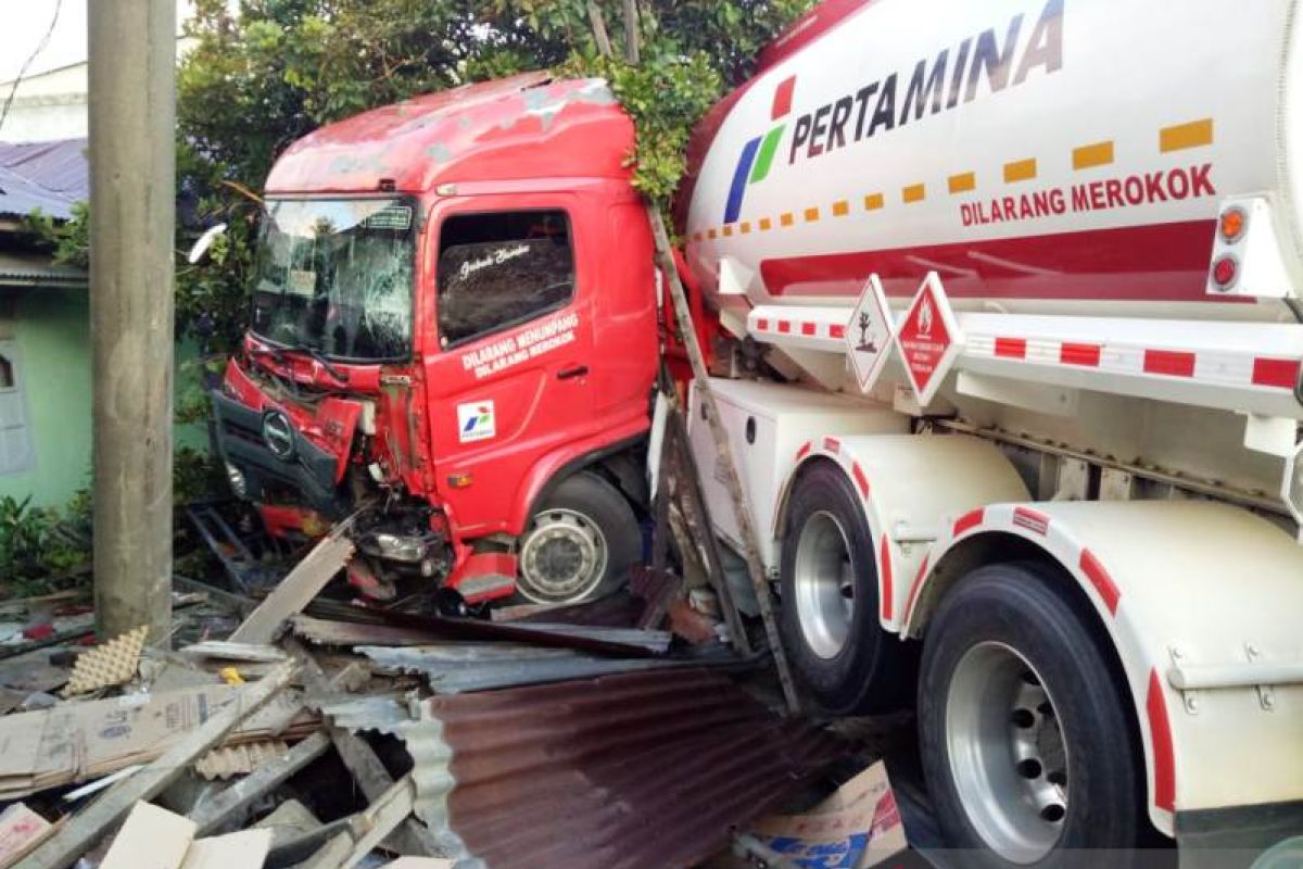 Warga Meulaboh meninggal dunia diduga akibat sopir truk BBM mengantuk
