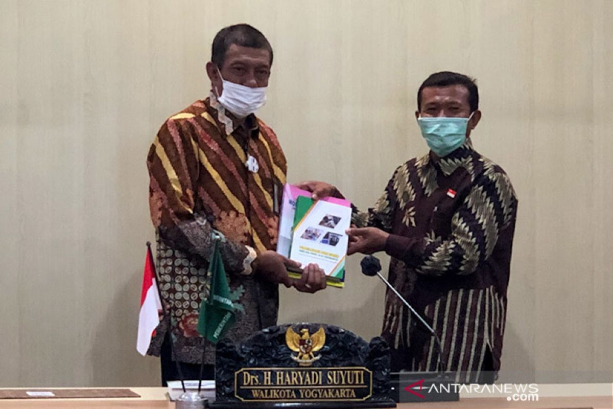 Pengalaman pembelajaran jarak jauh kepala SMP di Yogyakarta dibukukan
