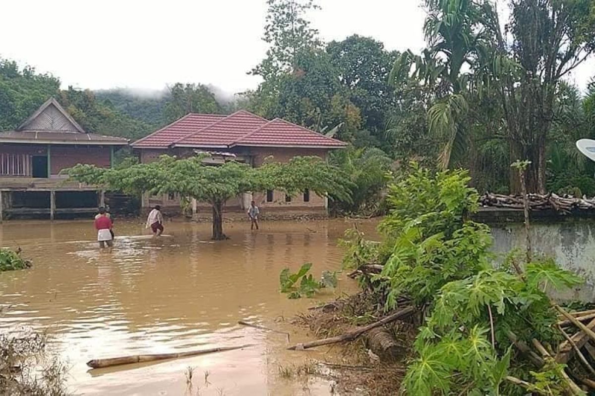 Basarnas Mamuju kerahkan personel ke lokasi banjir di Kecamatan Bonehau