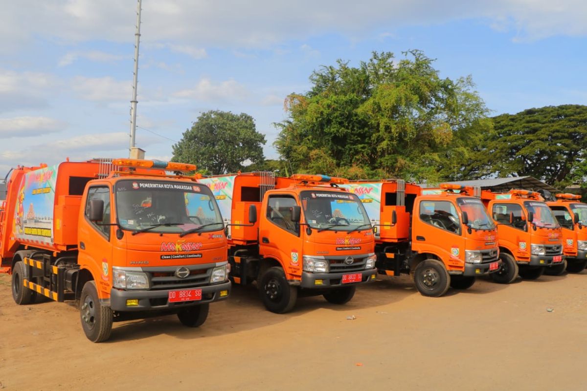 Pemkot Makassar operasikan lima truk sampah compactor percontohan