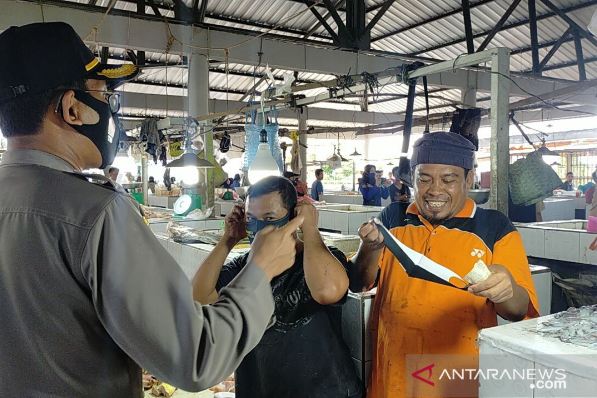 Tim gabungan pantau penggunaan masker pengunjung di Pasar Mentok