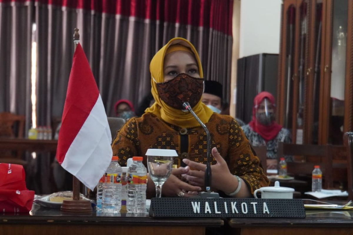 Wali Kota Mojokerto Ning Ita bekali siswa SMP pengetahuan ekonomi kreatif