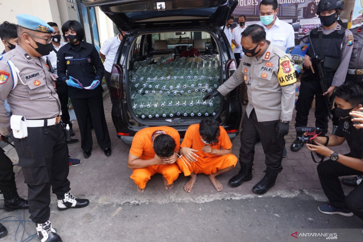 Pengendara mobil kabur dan tabrak polisi, ternyata angkut ratusan botol miras oplosan