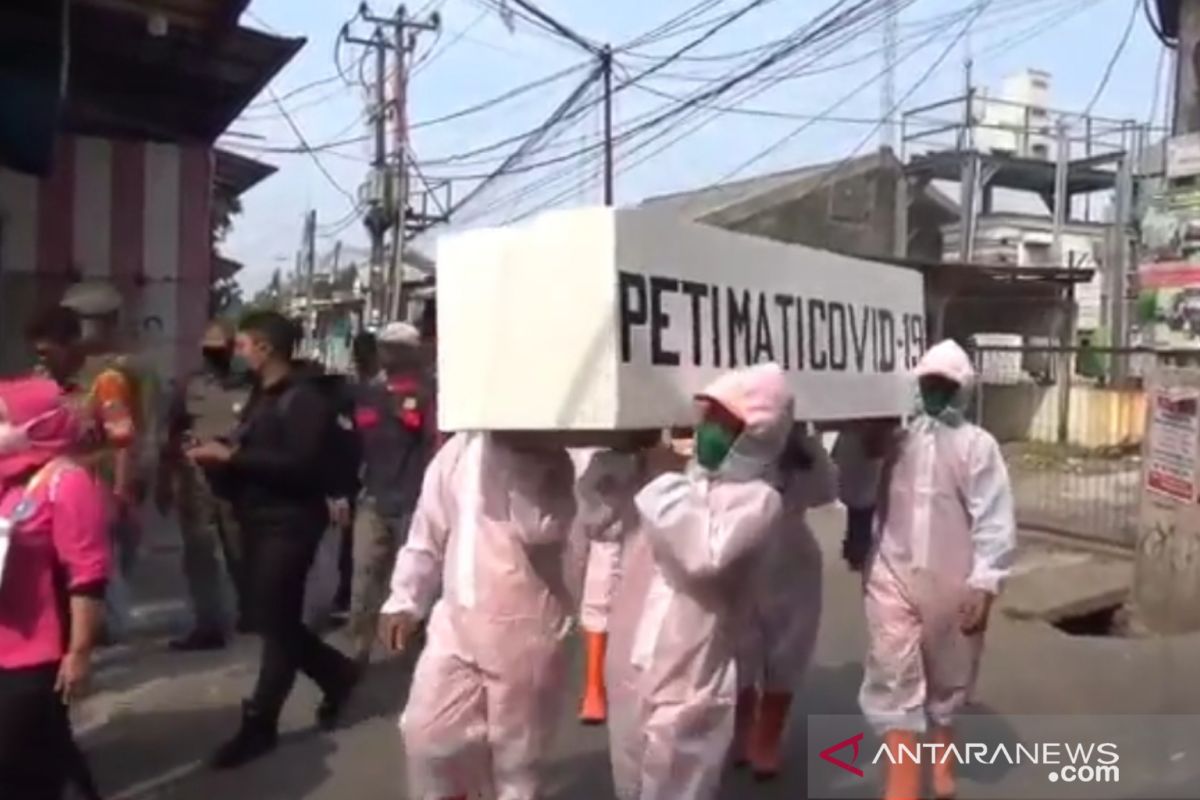 COVID-19: Employees parade coffin in Cakung densely populated area