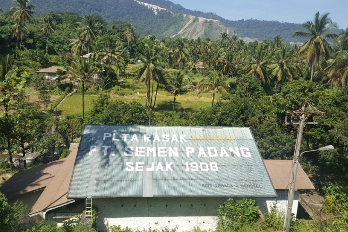 PLTA  Semen Padang terangi fasilitas umum di sekitar perusahaan