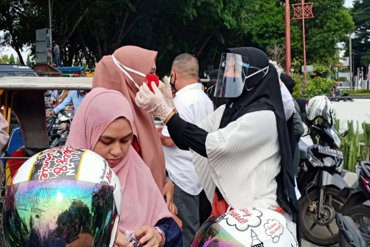 Minim kesadaran COVID-19, Poltekkes Kemenkes Aceh bagikan 3000 masker