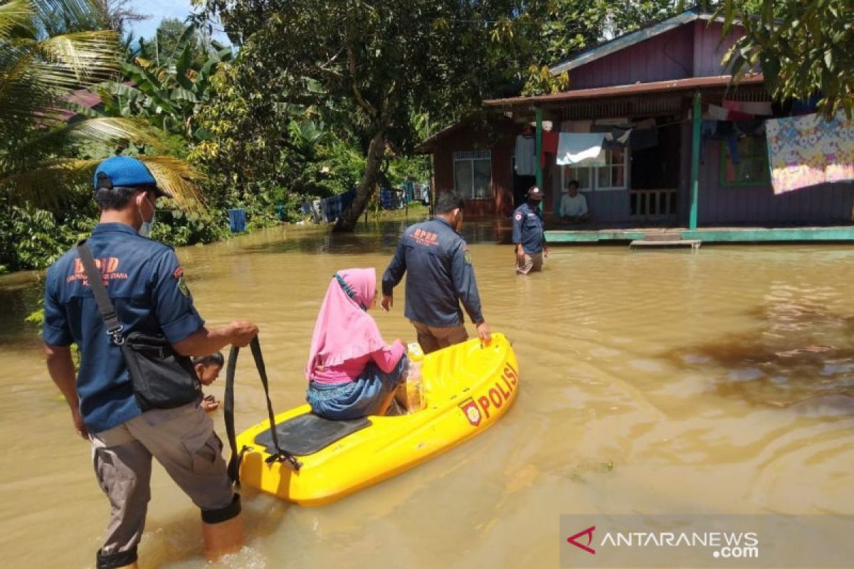 BPBD Penajam Paser Utara tangani banjir di Waru