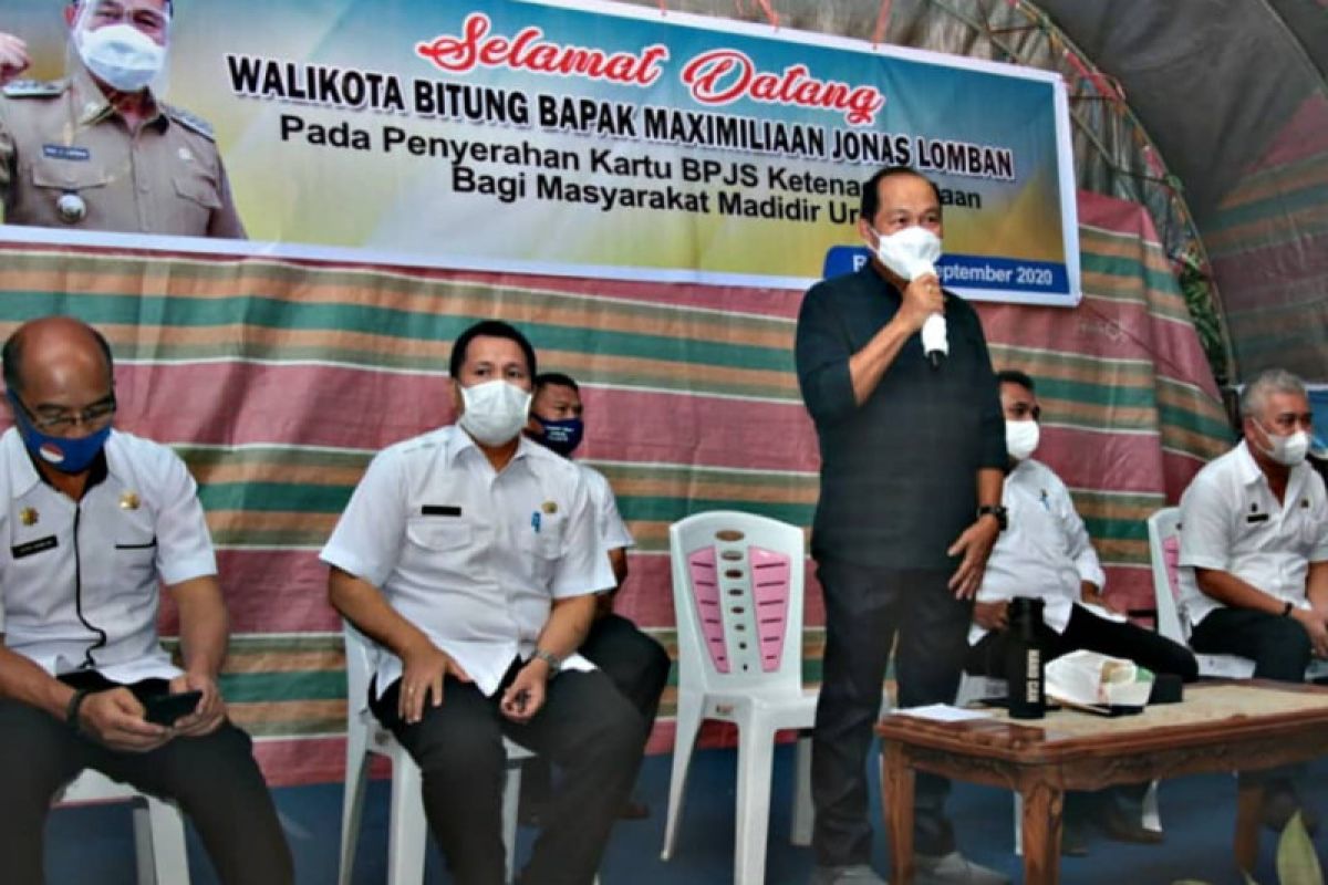 Lomban serahkan kartu BPJAMSOSTEK lewat program tali kasih