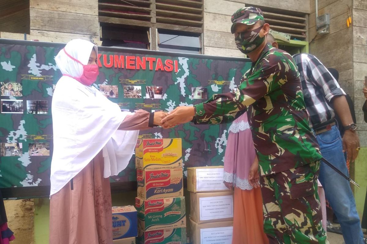 Personil Korem 011/Lilawangsa patungan dana bangun rumah janda korban kebakaran