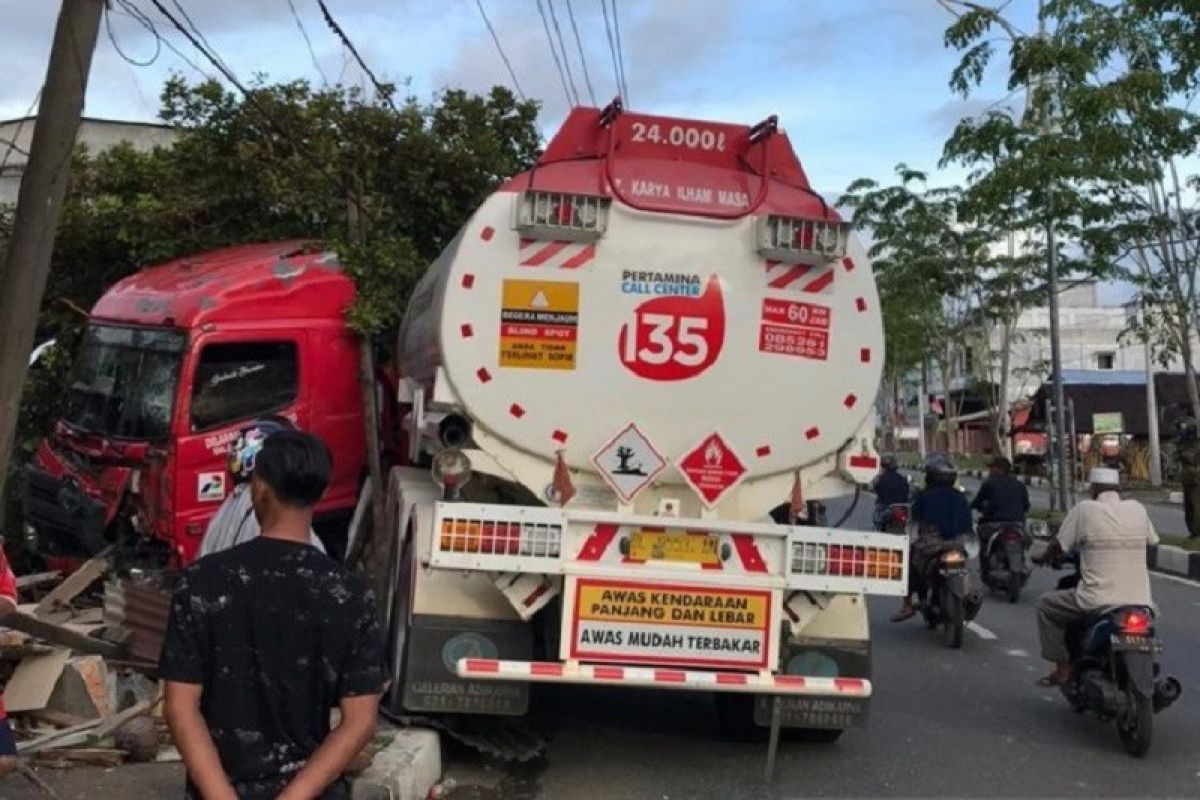 Seorang penyapu jalan meninggal dunia akibat kecelakaan truk BBM