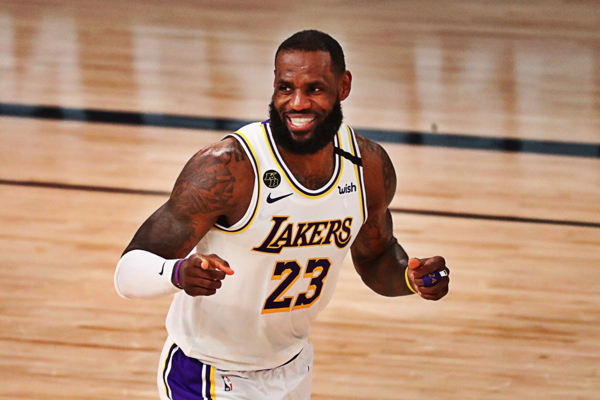 LeBron James  ukir rekor kemenangan saat Lakers hajar Rockets di gim ketiga
