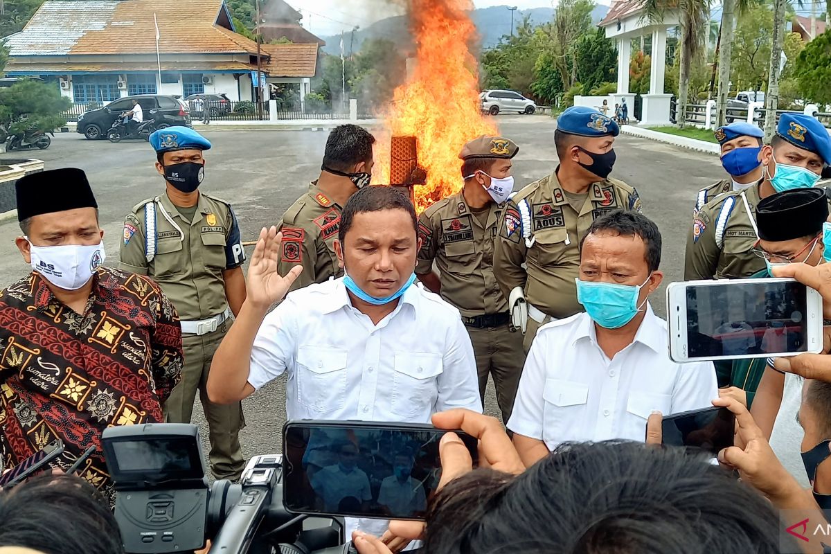 Bupati Tapteng musnakan 14 mesin judi hasil razia Satpol PP