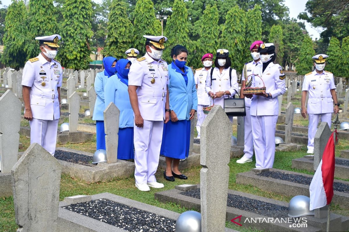 Sambut HUT ke-75 TNI AL, KASAL pimpin ziarah ke TMP Kalibata