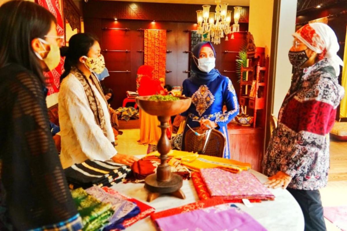 Dyah Erti Idawati perkenalkan Batik Aceh di Jakarta