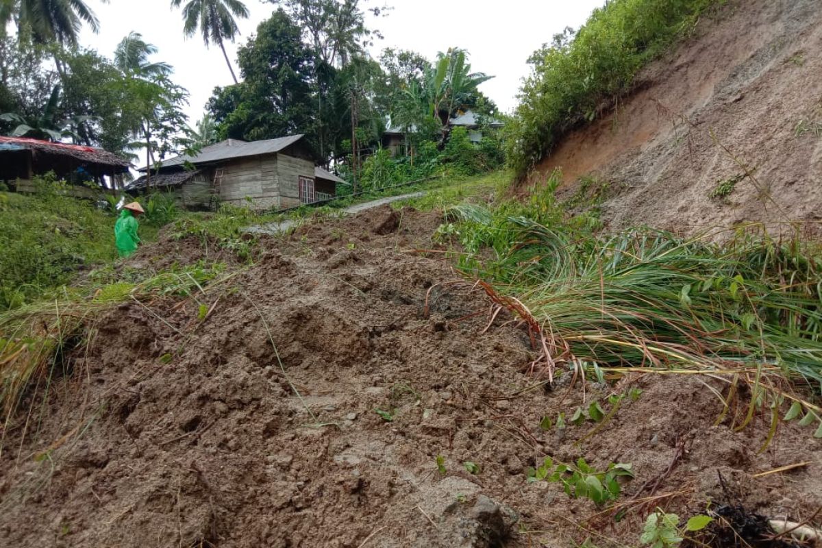 Puluhan KK di Sungai Geringging Padang Pariaman terisolasi akibat jalan tertimbun longsor