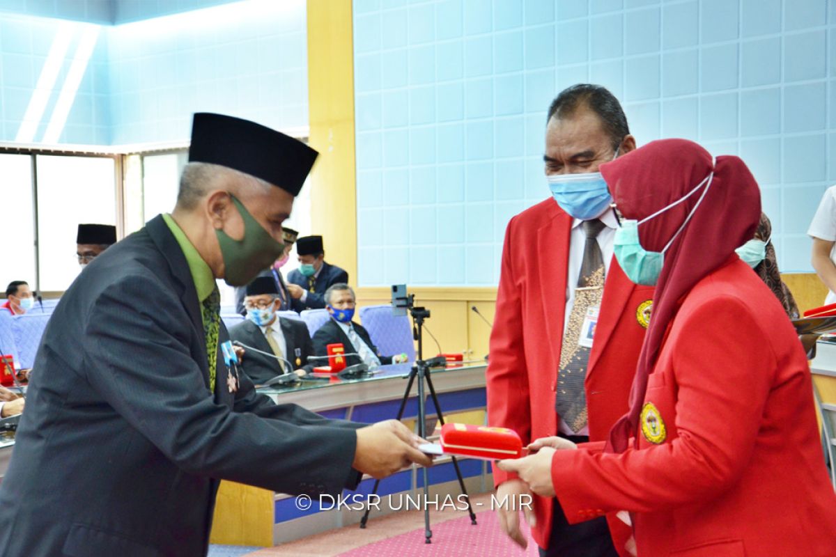 Presiden Jokowi berikan tanda kehormatan kepada 99 dosen Unhas