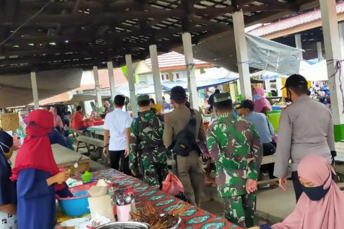 Tiga Pilar Kecamatan Tanta tindak warga tak gunakan masker