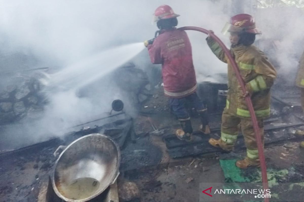 Kebakaran hanguskan tempat produksi kembang goyang di Puncak