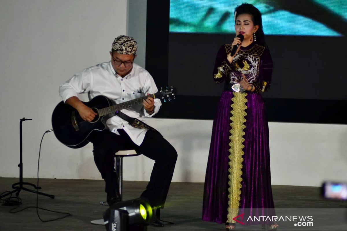 Ratna Listy duet dengan Rektor IPB pada 