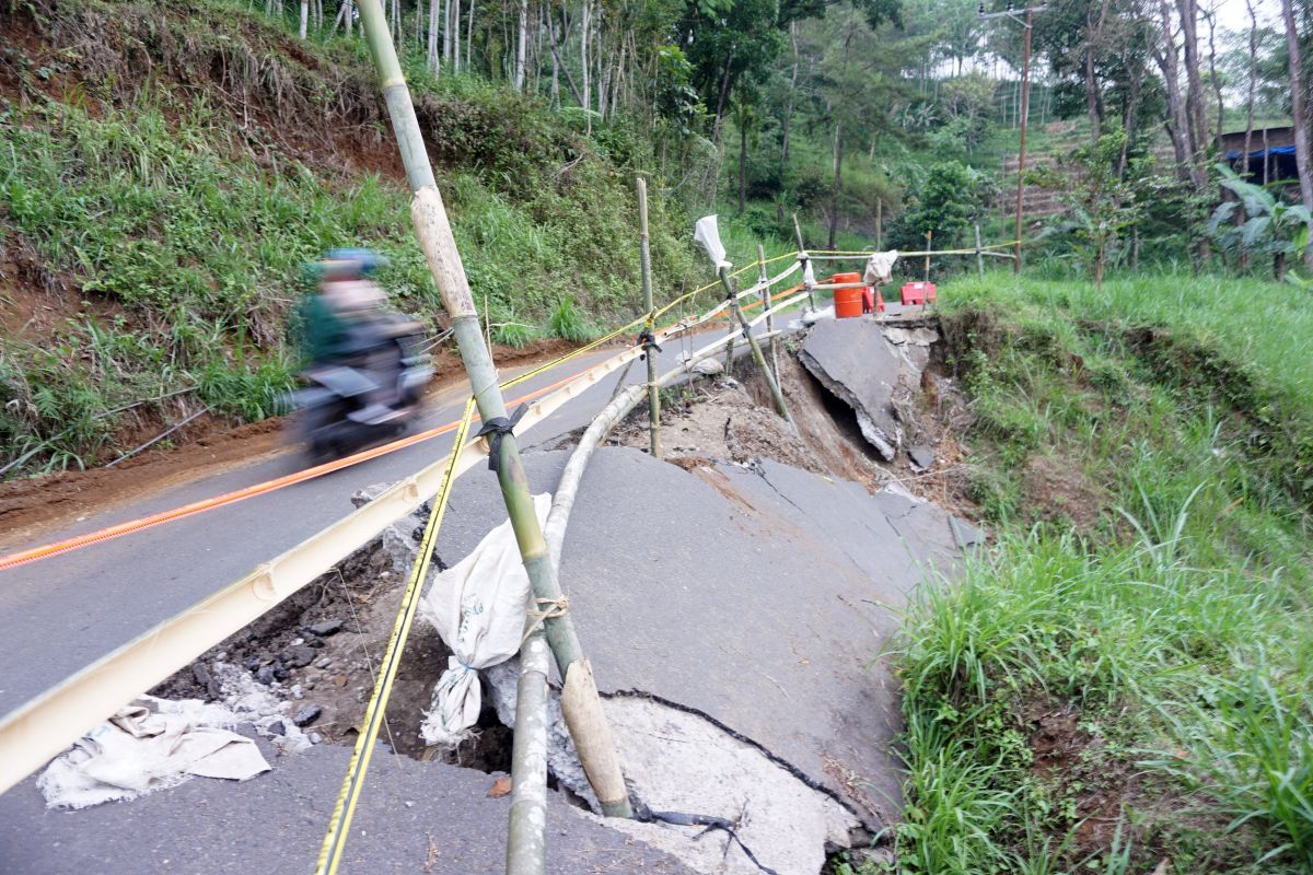 Jalan sirip di selilngkar Wilis ambrol terseret longsor