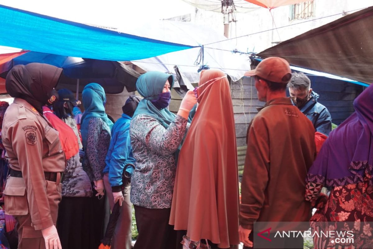 TP-PKK Rejang Lebong bagikan ribuan masker